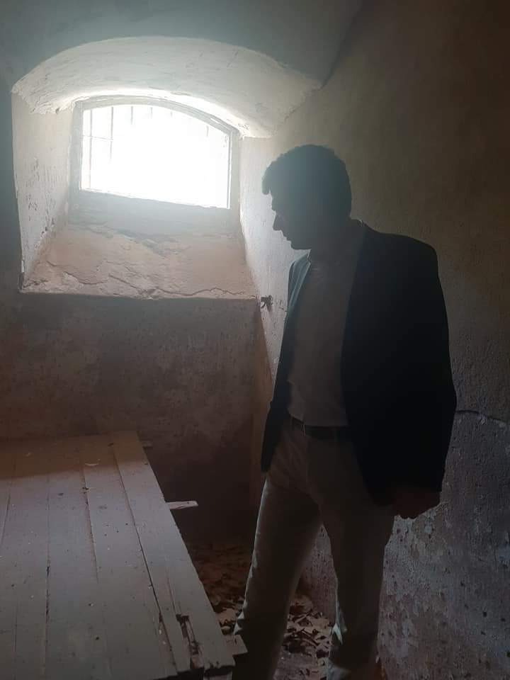 GaelNofri's tweet photo. Il y a 80 ans, Fred Scamaroni, jeune Préfet entré dans la Résistance, faisait le sacrifice de sa vie. Je me rappelle avec émotion de ma visite de sa cellule de la citadelle d'Ajaccio. Là, sur le mur, il traça de son sang : "Je n'ai pas parlé. Vive de Gaulle, vive la France!". https://t.co/oAiwPAf10v