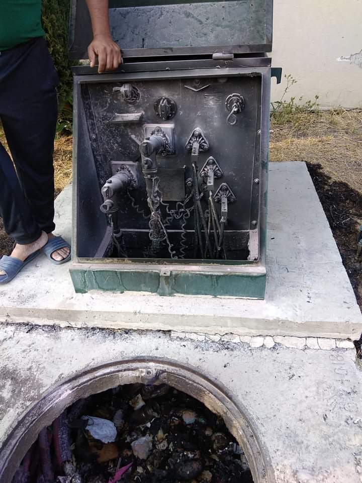 DahlSourires's tweet photo. @CFE_Contigo se levantó reporte L2042139964, en Citara Huehuetoca tenemos casi 3 días sin luz y no se ve para cuándo haya solución. Entre vecinos hemos levantado varios reportes. Para cuando? https://t.co/vrpDA5lGSM