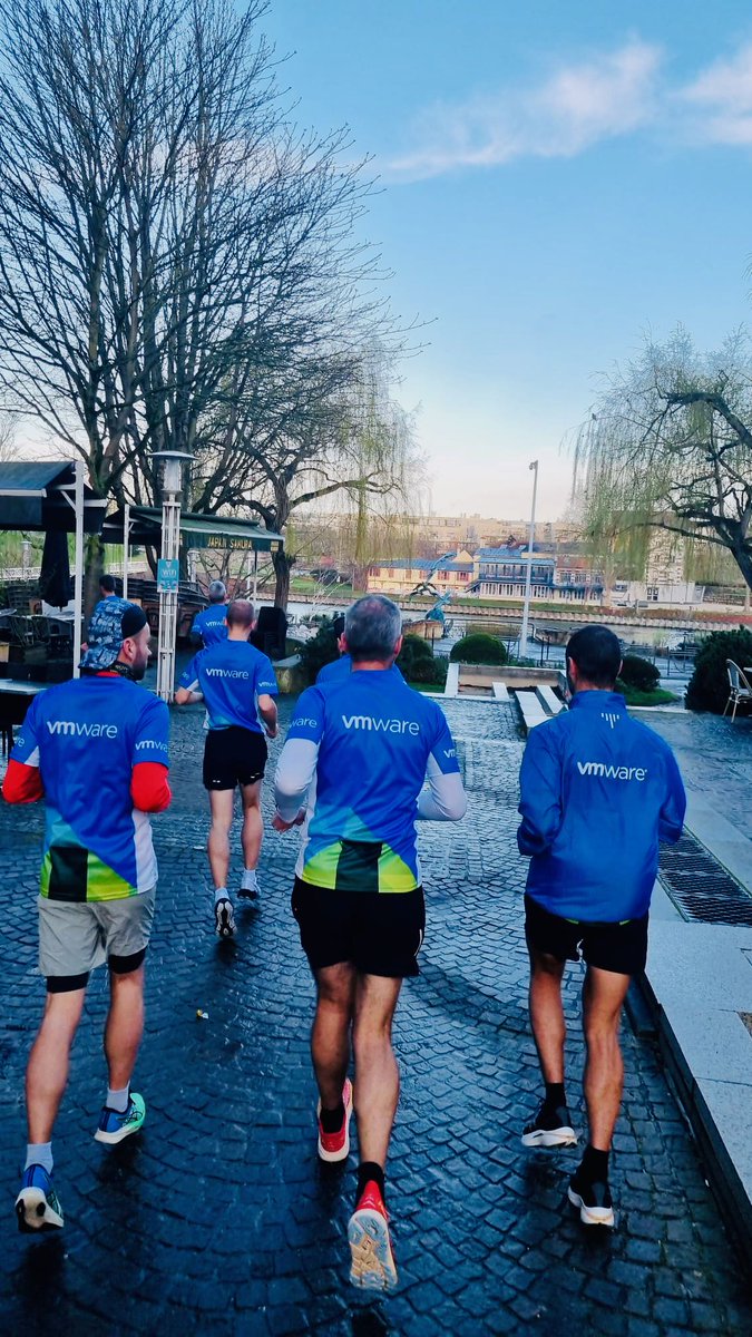 Intense week-end Team VMware avant le départ mercredi de <a href="/LaCourseduCoeur/">La Course du Coeur</a> ! Récupération matériel, répartition voitures, conseils avisés, rencontres inspirantes et surprises ! Prêts à courir 837 km en relais non-stop pour sensibiliser sur le don d'organes <a href="/VMware/">VMware</a> @TransFormeDON