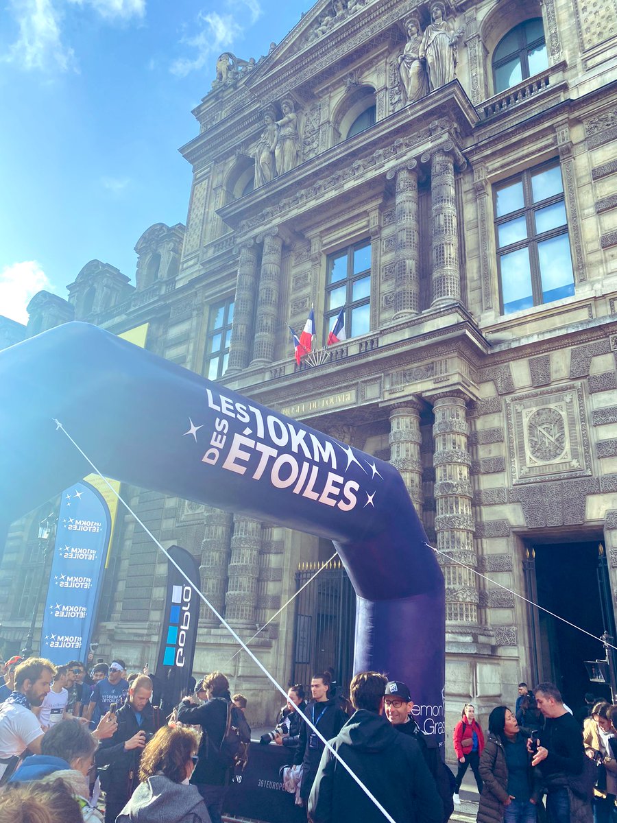 LouvreHotels's tweet photo. Les collaborateurs du siège et des hôtels @LouvreHotels Group bien présents ce matin pour participer à la 5e édition des @10kmDes Étoiles, événement qui regroupe l’ensemble des acteurs de l’hôtellerie  -restauration et du tourisme autour d’une même cause. #hotellerie #running https://t.co/ywiu5dBRpE