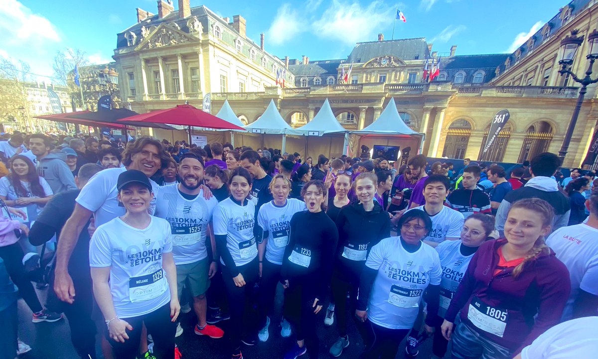 LouvreHotels's tweet photo. Les collaborateurs du siège et des hôtels @LouvreHotels Group bien présents ce matin pour participer à la 5e édition des @10kmDes Étoiles, événement qui regroupe l’ensemble des acteurs de l’hôtellerie  -restauration et du tourisme autour d’une même cause. #hotellerie #running https://t.co/ywiu5dBRpE