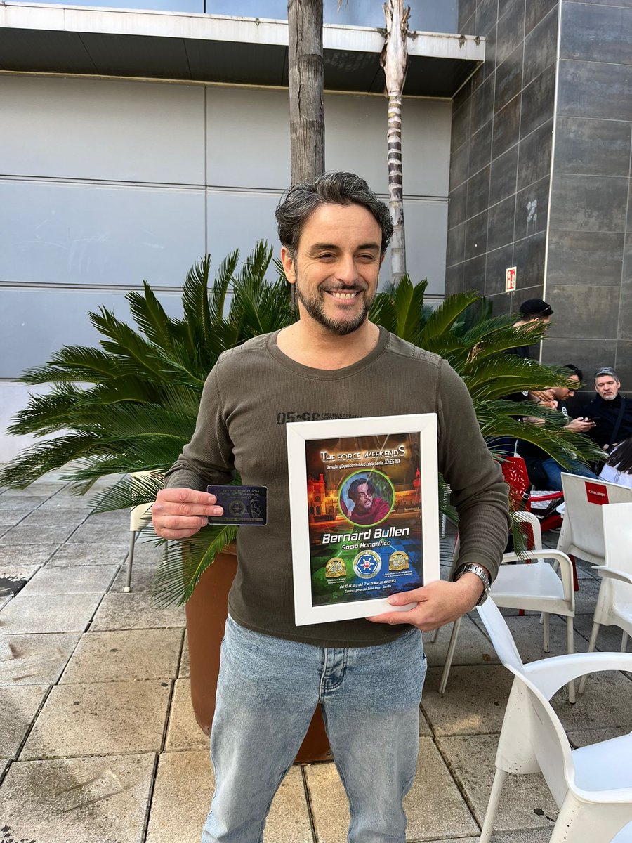 BernardBullen's tweet photo. Que pedazo de día ayer ! Nombrado miembro honorífico de @HoloRedEstelar , volver a ver mi flashback de @themandalorian en pantalla grande y una charla después llena de gente muy cool ! GRACIAS  #fatherofthemandalorian https://t.co/fgXvOwqbhF