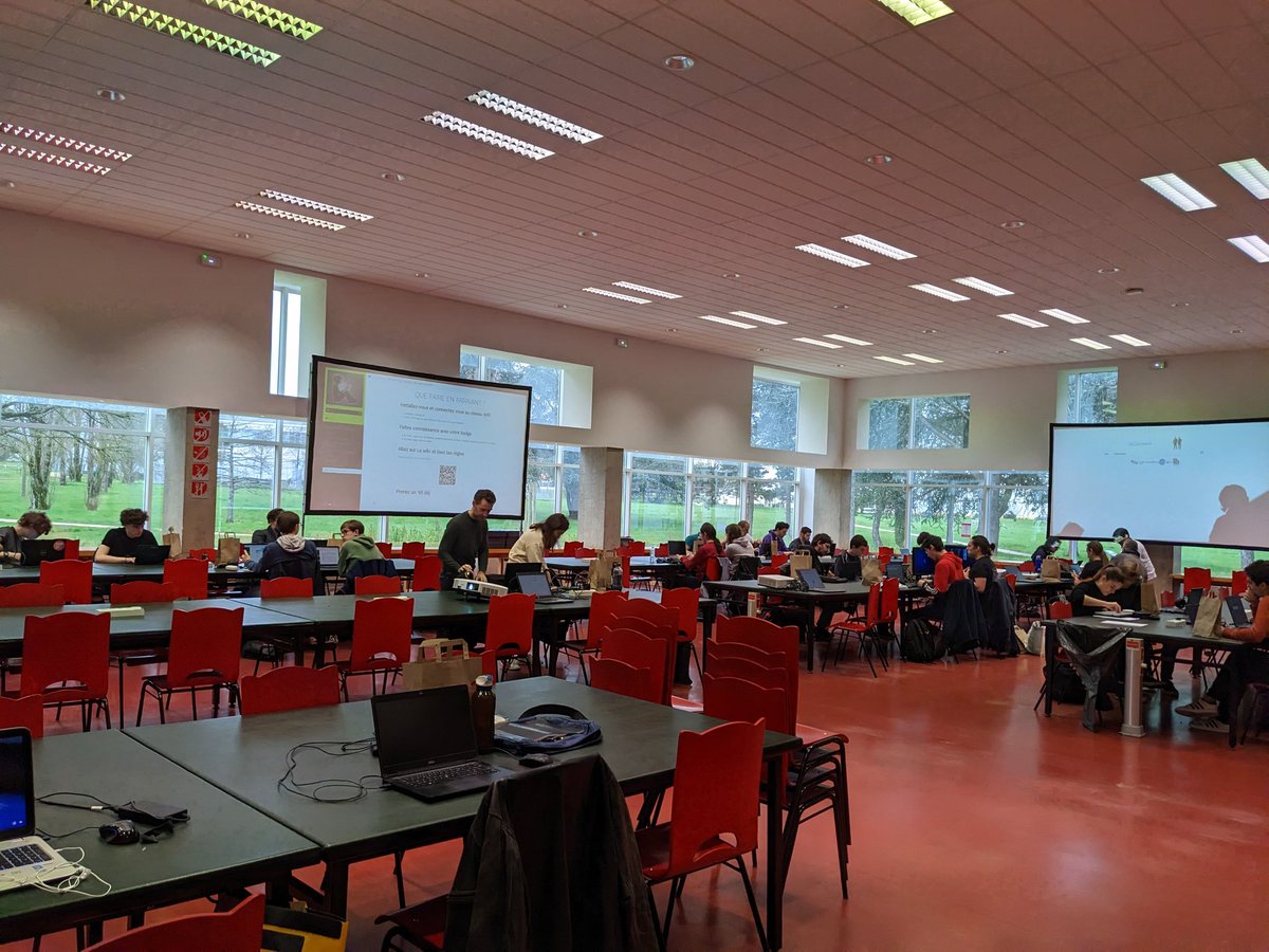c0d1ngUP's tweet photo. Ça s'installe en BuSciences pour la 9ème édition de #CodingUP ! #codingup23 https://t.co/PBqIZu9QJi