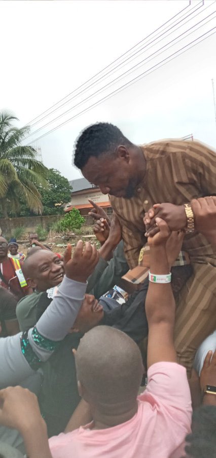Sports_Doctor2's tweet photo. Hon. ABIOLA won in Abia State yesterday and the joy was palpable, he was lifted up and many hugged him.

Nobody asked if his father is Yoruba or not, nobody asked him to go to Yoruba land and contest, he was celebrated.

We don't play TRIBAL POLITICS, we play COMPETENCE POLITICS! https://t.co/dbWGY3InH5