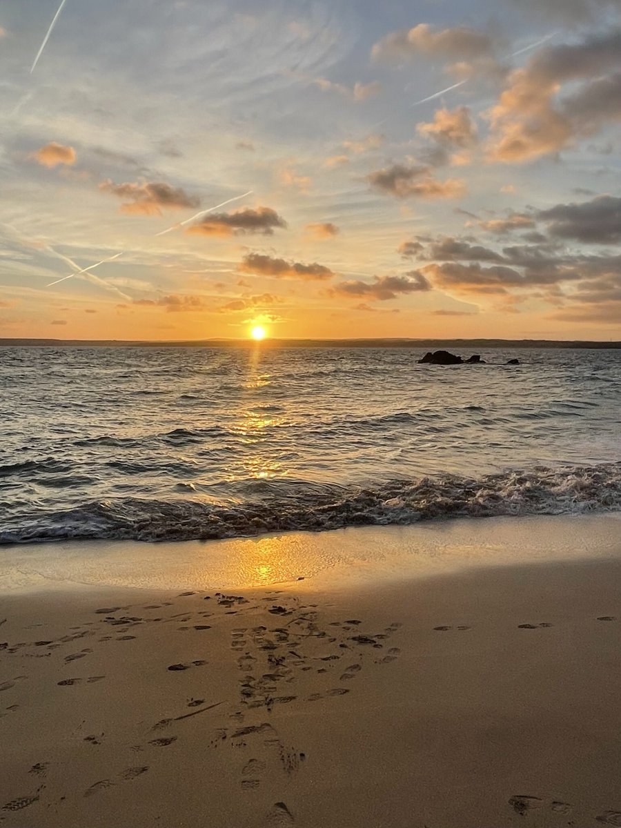 SeaFeverStIves's tweet photo. St ives sunrise #STIVES #Cornwall #SEAFEVERSTIVES https://t.co/z2sblV4pqv