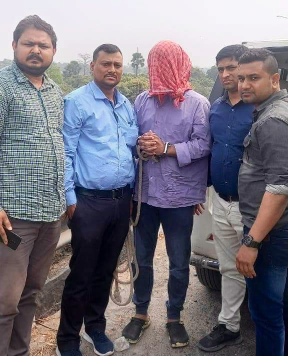 AdvAshutoshBJP's tweet photo. Warning: If you are raising your voice against dictatorship, freedom of speech, fascism, or the assassination of democracy - Stop immediately.

Must see this image of the journalist #ManishKashyap, who is being persecuted like a traitor, he raises the same cause! https://t.co/aB59GFYq2S