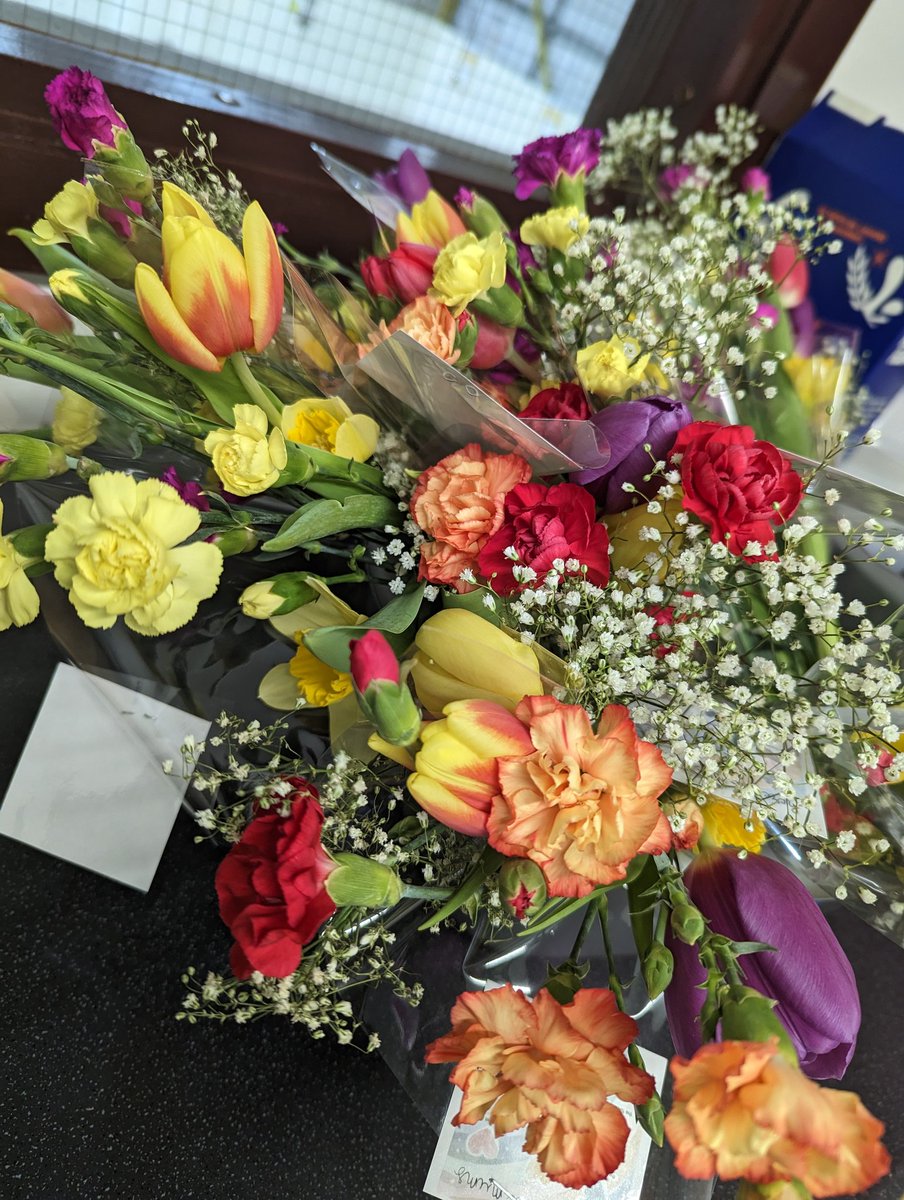 hevap's tweet image. Flowers for all the mum's working today from @spark_medical ❤️❤️❤️ #ItsTheLittleThings