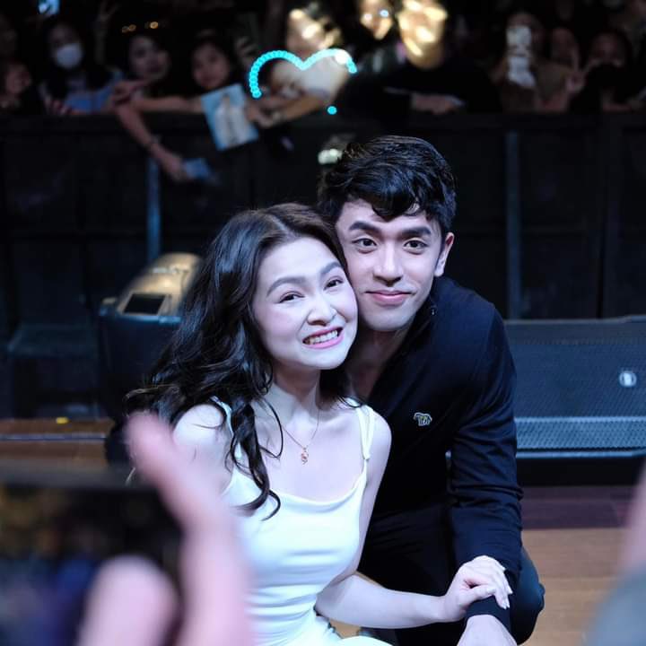 binibining2002's tweet image. Lemme post my fave pic of #BarDa 
@dealwithBARBIE
@davidlicauco 
Omg, I'm still haunted by the day that I was able to see them in person. 

literal what are you willing to do?

I attend Thanksgiving by myself 💕,
 
and it's worth it 💜 

#happiestdayever