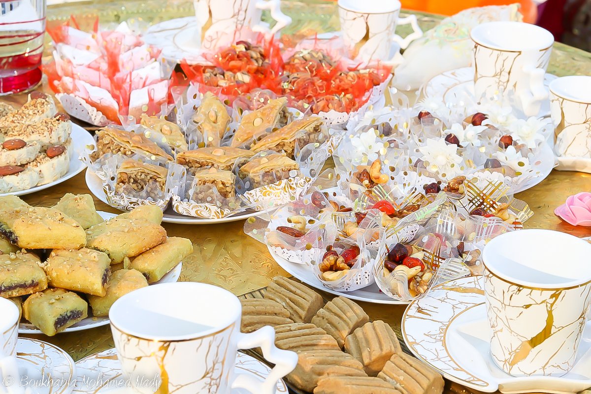 AlgeriaStock's tweet photo. Algerian traditional sweets
https://t.co/qoKIyFF7TG
#Baghrir #Makroudh #tamina #Mkhabez #baklava #griouech #Basboussa #Bradj #Dziriat #Mhalbi #Bourek #Tcharek_M’saker #Khobz_El_Bey #Khobz_El_Dar #Aracheyes #La_Mona_De_Brioche #M’hencha #Twabaa #Maltši_Tamr #Sand_Cookies #Palouza https://t.co/SAMWS6CA33
