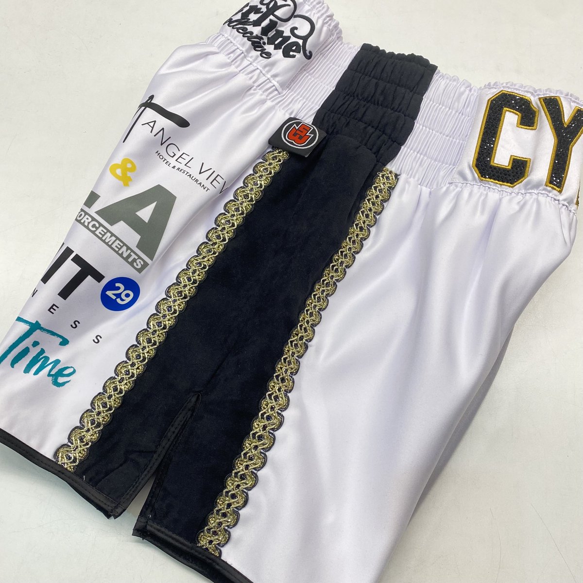 What a fight !!!!!! 

Cyrus wearing bespoke Suzi Wong in the ring for a fight which will no doubt be in the British Fights of the year contender awards for 2023 ✨

Luxury white lined white satin, suede and Mexican trims 🙌🏼

#Boxing #PattisonJenkins #SuziWong #BoxingShorts