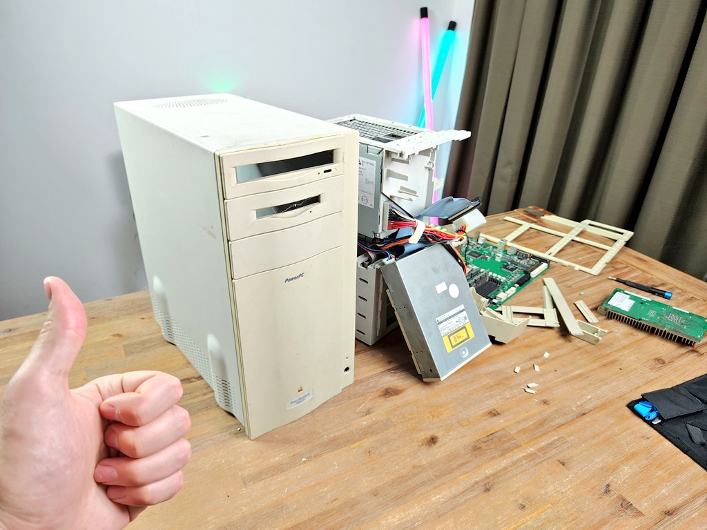 Gotta love 90's Apple computers literally disintegrating due to weak plastics 😬 #MARCHintosh