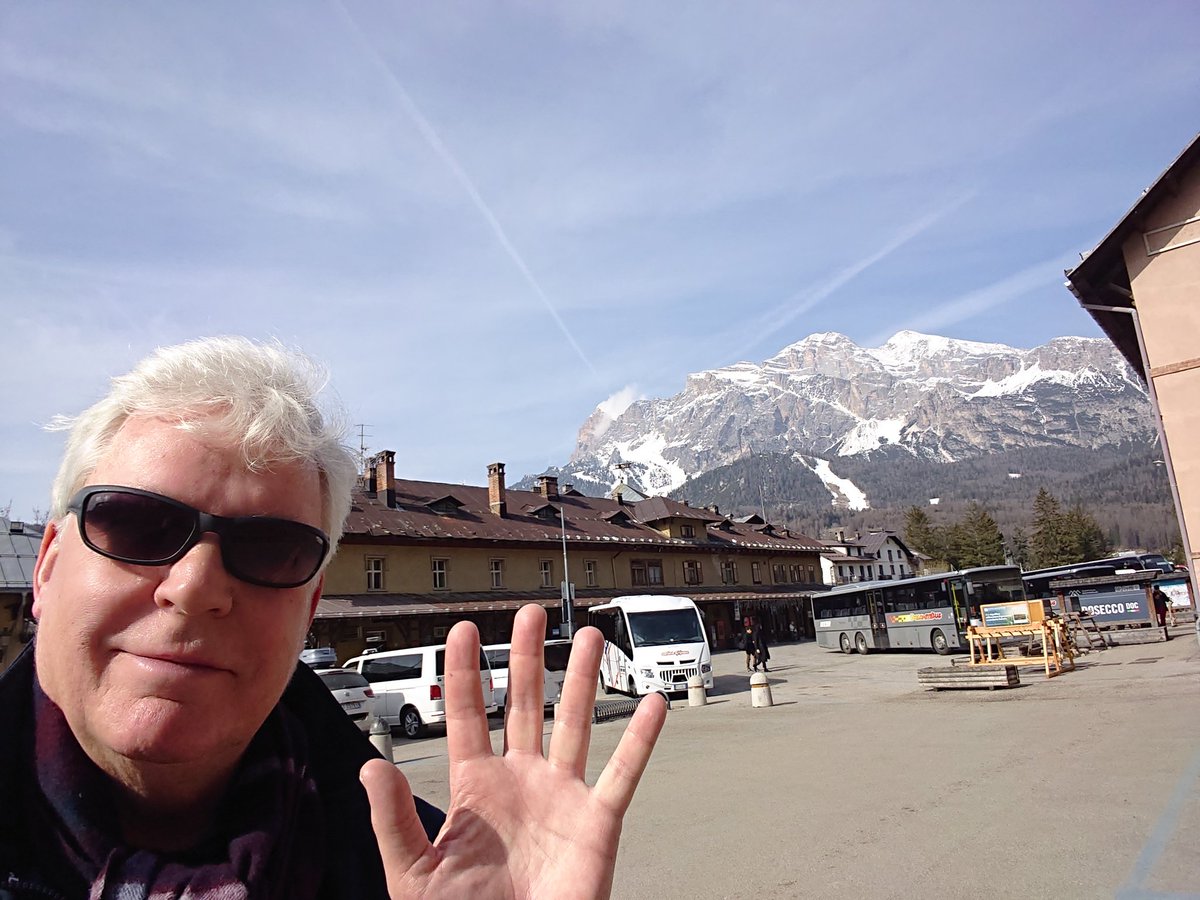 Lekker geskied nog even vrijdag. Prima sneeuw, goeie temps. Straks met de bus en op de achtergrond de Tofana di Mezzo met de bekende lift naar boven. 😀