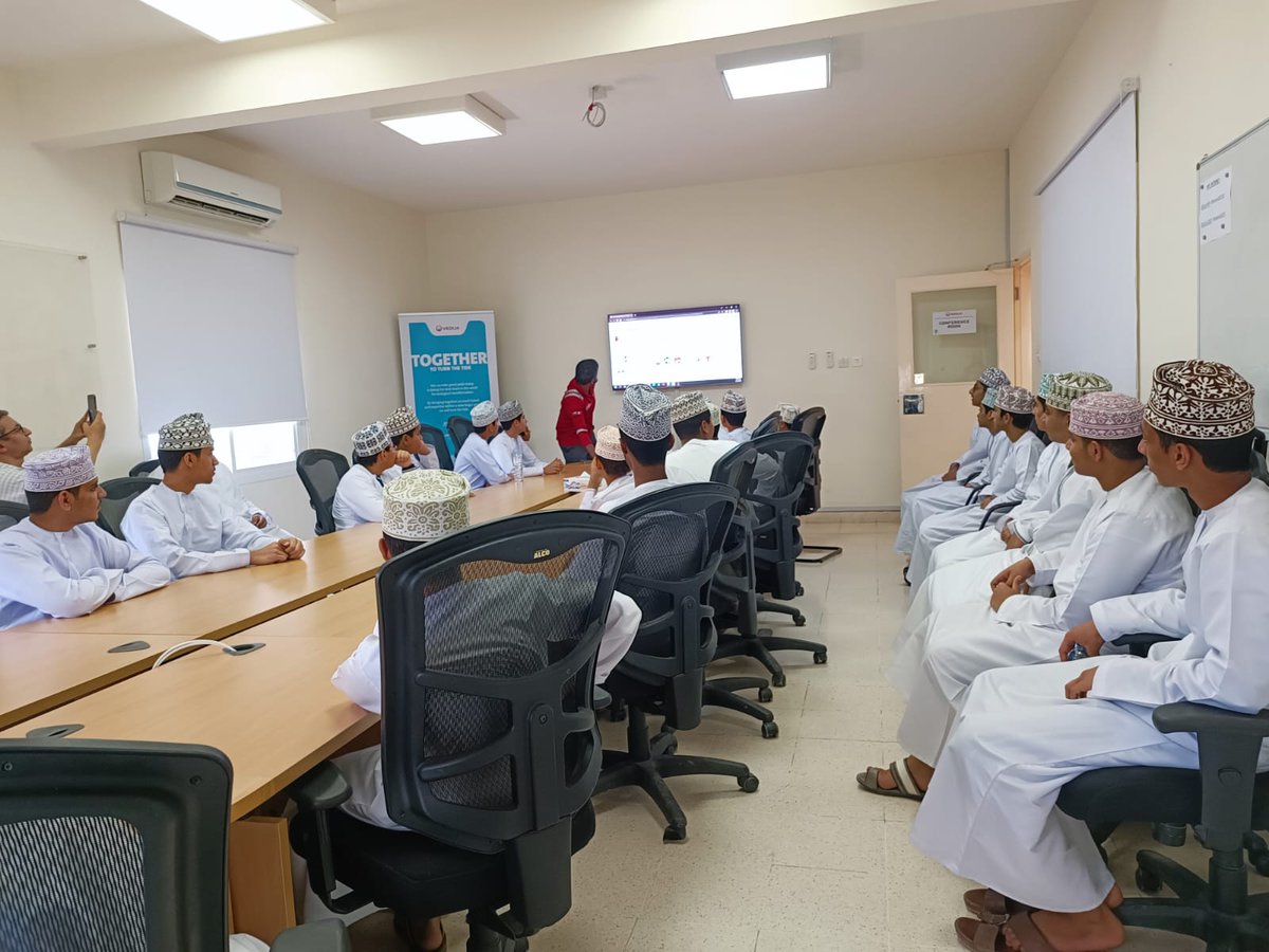g_mawalah's tweet photo. نفذ فريق المدارس الخضراء بالمدرسة رحلة علمية إلى المردم الهندسي بولاية بركاء والتابع لشركة بيئة. حيث شملت الرحلة العديد من الفعاليات تمثلت في الآتي:
في البداية تفضل المهندس سامي المعشري نائب مدير المردم بالتعريف بالمردم الهندسي وتصنيفه والطاقة الاستيعابية له. https://t.co/3pFUjhSsNL