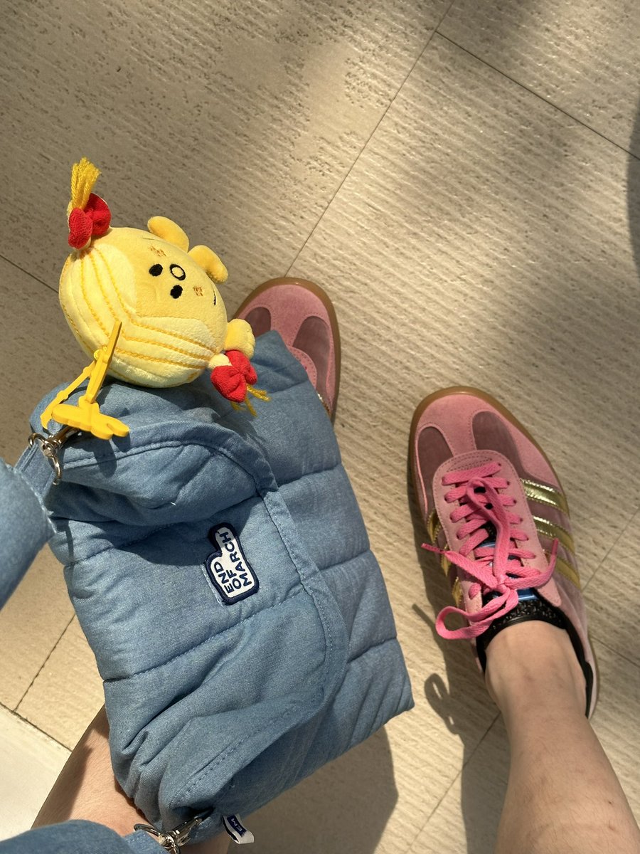 tamjaichunbkk's tweet photo. กระเป๋าใส่ laptop ผ้ายีนส์้เนื้อนุ่มใบนี้เอาไปเลย 10/10 น่ารักไม่พอ เกี่ยวสายแล้วเอามาสะพายได้ วันไหนของเยอะไม่มีมือถือก็สะพายเอาได้เลย ㅠㅠ  และที่สำคัญสายสะพายนุ่มมากกก ไม่ปวดไหล่แน่นอน 🥣🍎⭐️🤍 https://t.co/LScjhAB4So