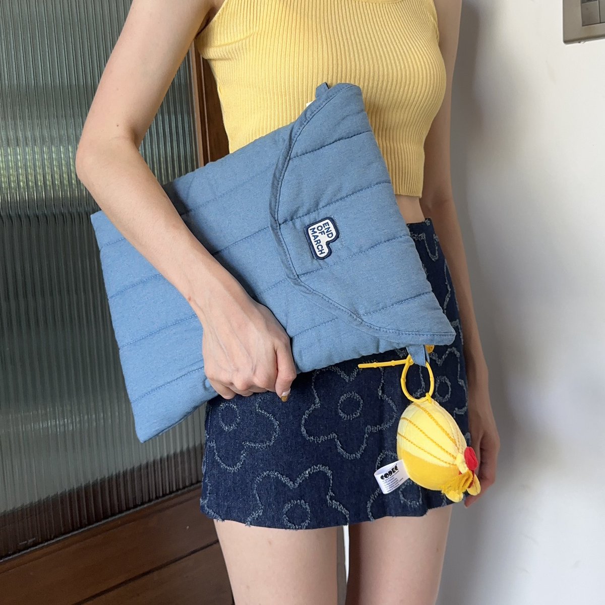 tamjaichunbkk's tweet photo. กระเป๋าใส่ laptop ผ้ายีนส์้เนื้อนุ่มใบนี้เอาไปเลย 10/10 น่ารักไม่พอ เกี่ยวสายแล้วเอามาสะพายได้ วันไหนของเยอะไม่มีมือถือก็สะพายเอาได้เลย ㅠㅠ  และที่สำคัญสายสะพายนุ่มมากกก ไม่ปวดไหล่แน่นอน 🥣🍎⭐️🤍 https://t.co/LScjhAB4So