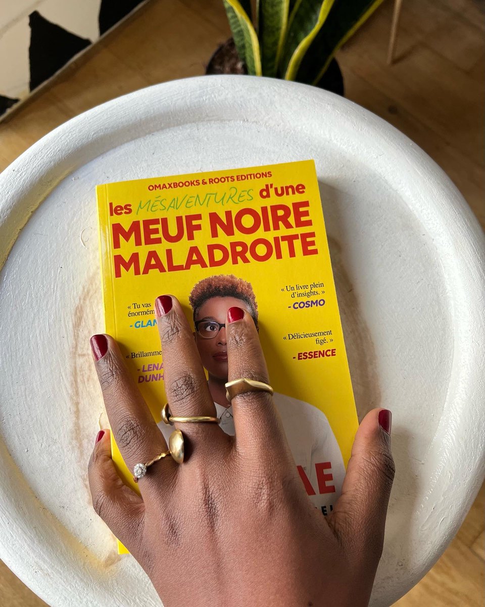 LittleAfrica__'s tweet photo. #NewinStore | Au corner livres du village, nous venons d’intégrer une petite pépite de chez @omaxbooks : « Les mésaventures d’une meuf Noire maladroite », d’Issa Rae. Version française !!! 🔥🇫🇷
#LAbooks #littleafricavillage #blackwoman #storytime https://t.co/cC1y3udlam