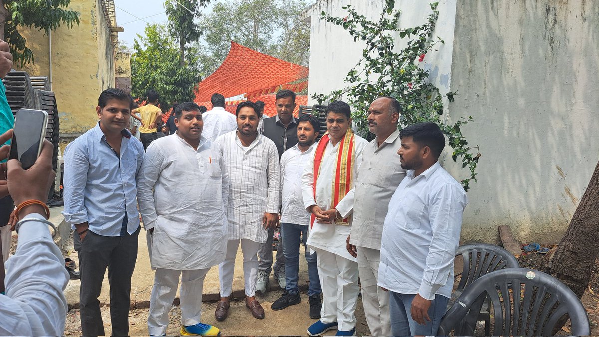dineshs44544578's tweet photo. जनपद #बुलंदशहर के ग्राम #अगरपुर में अनुज #कोमल_गुर्जर द्वारा आयोजित #शुभ_भंडारे में सम्मिलित होने का #सौभाग्य प्राप्त हुआ वहाँ पर #आशीर्वाद प्राप्त कर प्रसाद ग्रहण किये।। https://t.co/2G5b2VCfZU