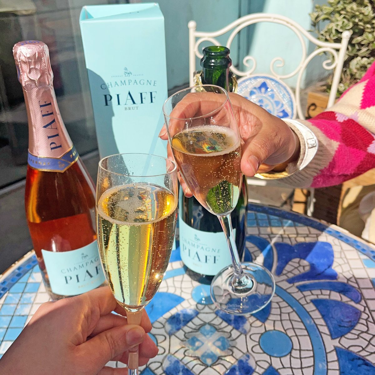 Happy Mother's Day to all the mums, mums-to-be and mums-at-heart. To all the grandmothers, godmothers and guardians. The dog mums, cat mums and plant mums. But most importantly, to all the mums who drink Champagne PIAFF 🥂💐 

📸: @ bellaandbunny_ 
#MothersDay #ChampagnePIAFF