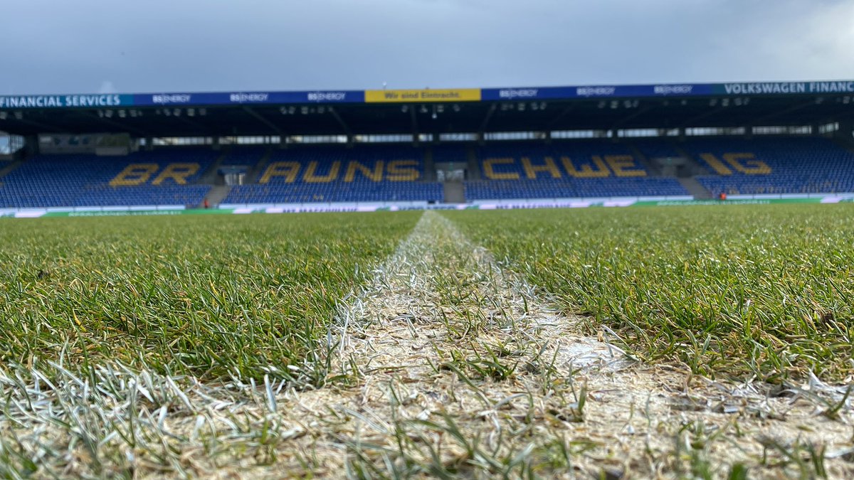 EintrachtBSNews's tweet photo. Hier und heute für Stadt und Verein! 💙💛

#ebsh96 #derby https://t.co/OoDIakF98Y