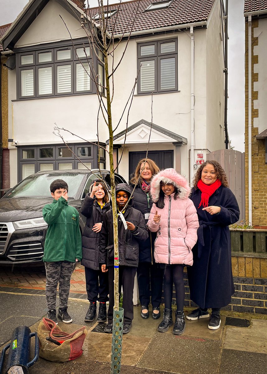 TreesforStreets's tweet photo. 🔒Capture carbon right outside your front door🏡 by sponsoring a street tree🌳
More about @treesforstreets on @SkyNews #climateshow with Tom Heap @tomheapmedia 👇
Filmed last week in #Merton SW London, where we now support🧑🤝🧑community tree sponsorship
📽️https://t.co/bJHkR1TW5L https://t.co/99cK8ucLHD