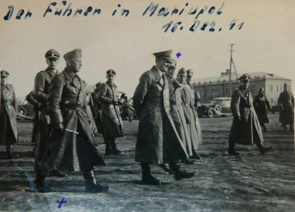 Gerashchenko_en's tweet photo. Another dictator also visited Mariupol once. We know how his story ended.

📷: Hitler visiting Army Group South HQ at Mariupol, Ukraine in December 1941.

"Many historians and contemporaries claim that it was here that Hitler first realized the war was lost" - WarHistoryOnline https://t.co/jcWUjyxLzG