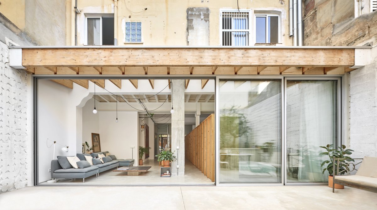 lopedetoledo's tweet photo. En Palma de Mallorca han transformado una antigua panadería en vivienda y cómo no voy a estar enamorado de la arquitectura. https://t.co/zAe6MFNjH1