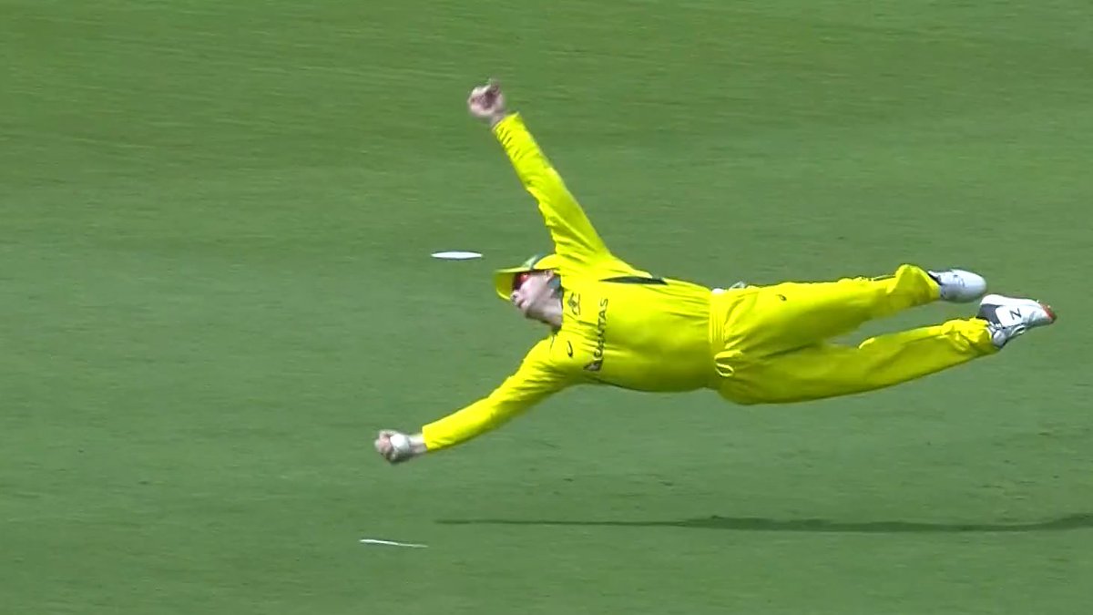 Biggbossdebate's tweet photo. What kind of catching is that! Outrageous! Steve Smith is a very underrated fielder. He is capable of doing some amazing things on the field.

 #2ndodi
#2ndODI #SteveSmith #INDvsAUS #AUSvIND https://t.co/TkdtAUTdkK