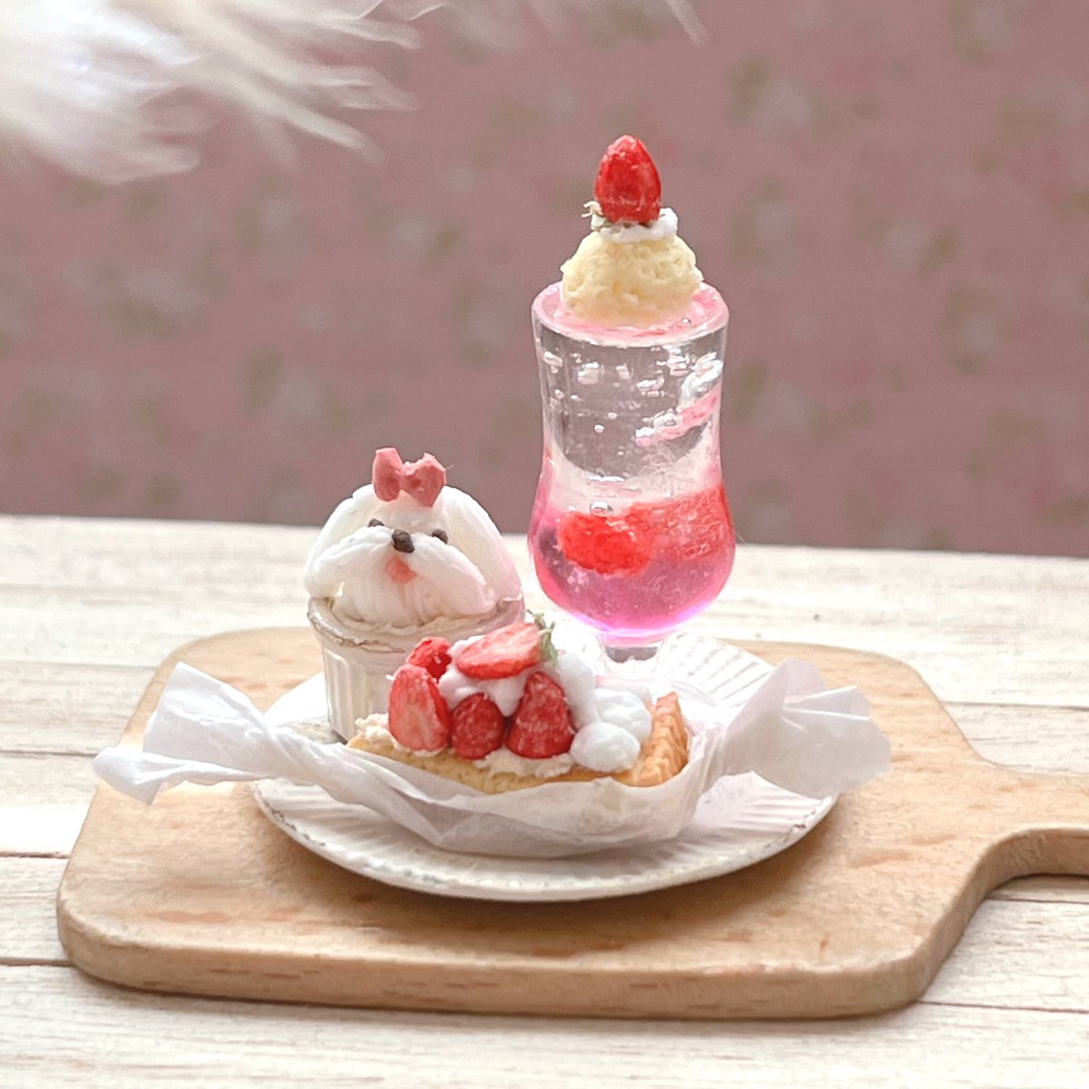 MiniYute's tweet photo. 🍓春のデザートセット出来ました🍓
#ミニチュア #ミニチュアフード #miniature #miniaturefood #dollhouse #ドールハウス #樹脂粘土　 #ハンドメイド #ブライス #アイシードール #推し活 #リカちゃん #シル活 https://t.co/OartlFMjE0