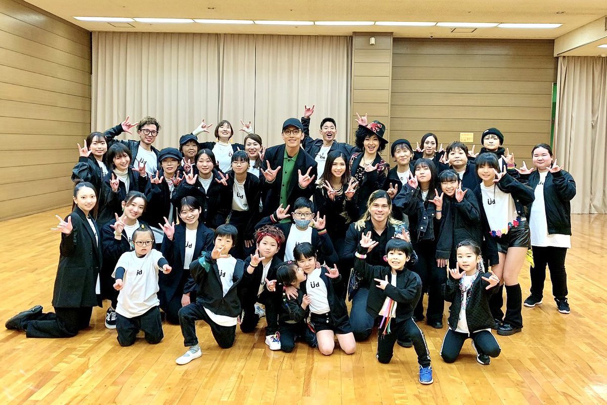 bless4_AKAA's tweet photo. じんじん先生と30人以上の #UDDANCERS
と一緒に #手話で踊ってみた
「創聖のアクエリオン」の映像が
#じんじん先生 の #YouTube チャンネルで公開されました!
https://t.co/0pKllgPQTg
是非みてくださいね!
子供たちもとてこ可愛い💙💛❤️ https://t.co/8EzJCjd2sn