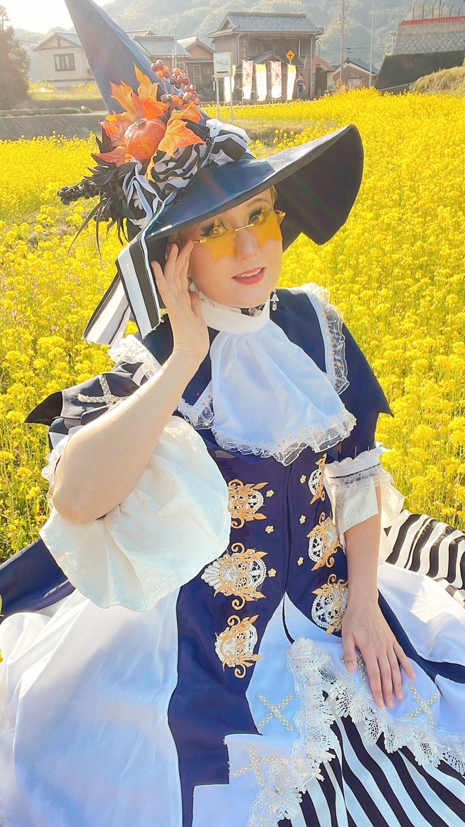 Black Mage at your service 🧙‍♀️ my neighbor’s Canola Field was in bloom 🌸 so I had to take advantage of it! Costume is upcycled from a cheap eBay black mage cosplay. #cosplay #finalfantasyxiv #ffxiv #blackmage #cosplayergirl #over30cosplay