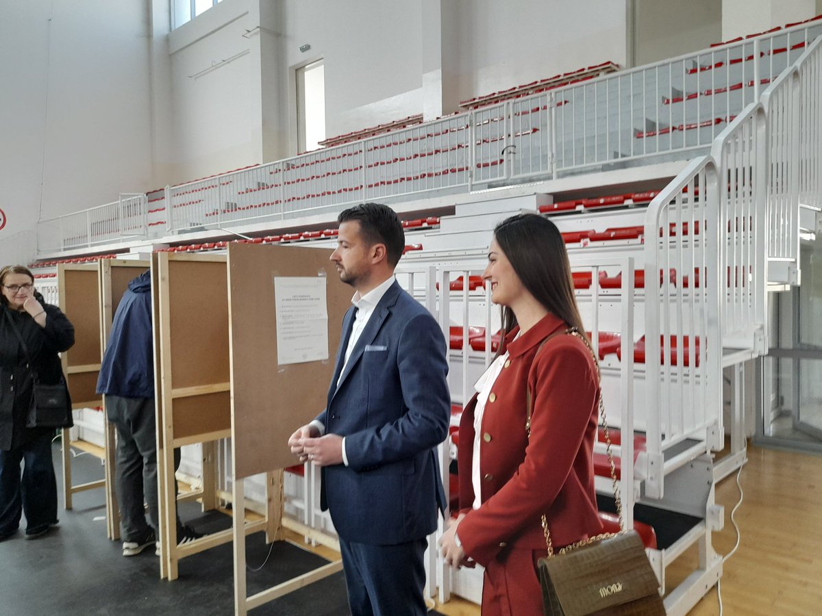 vl_maric's tweet photo. Nervoza među članovima biračkog odbora i "galama" na novinarske ekipe prije glasovanja kandidata Jakova Milatović.@novabhtv @JakovMilatovic #CrnaGora https://t.co/3fNVzAKgbF