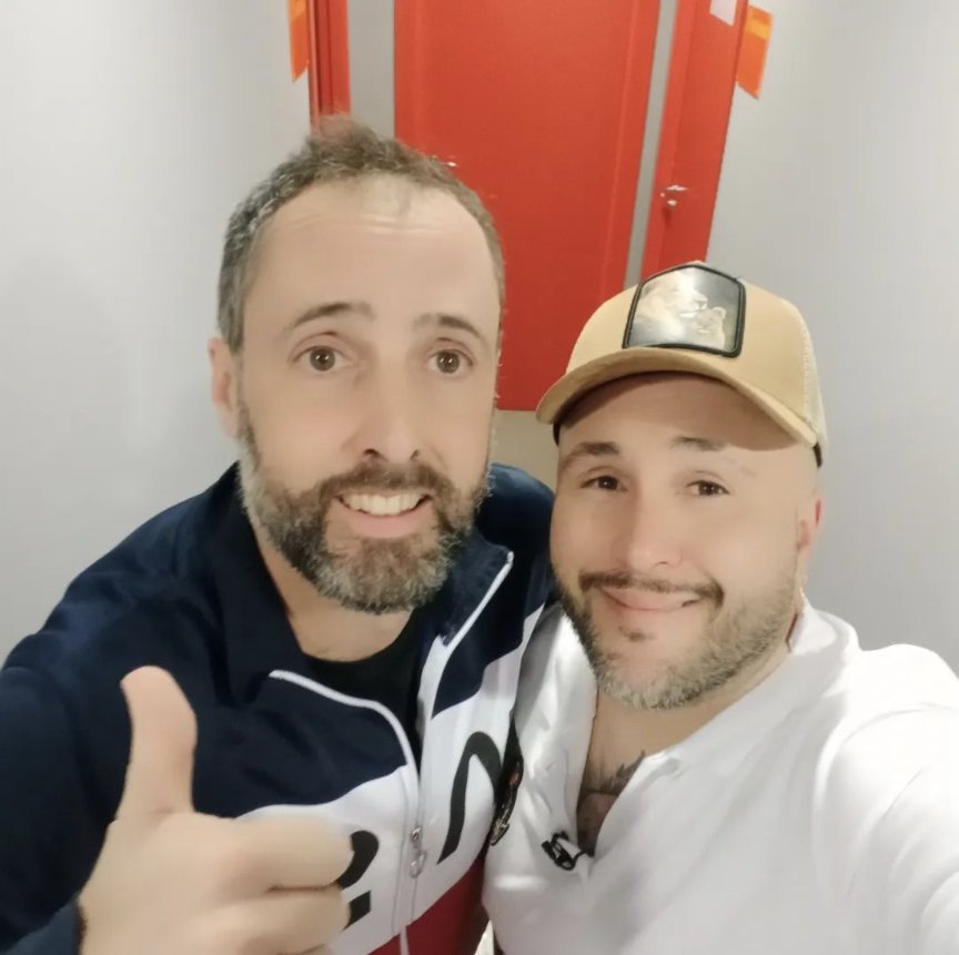 el <a href="/quiquemacias80/">Quique Macías</a> és un tio maquíssim i sempre es fa fotos amb els fans que li demanen. quin crack! li ha alegrat la setmana a aquest noi :)