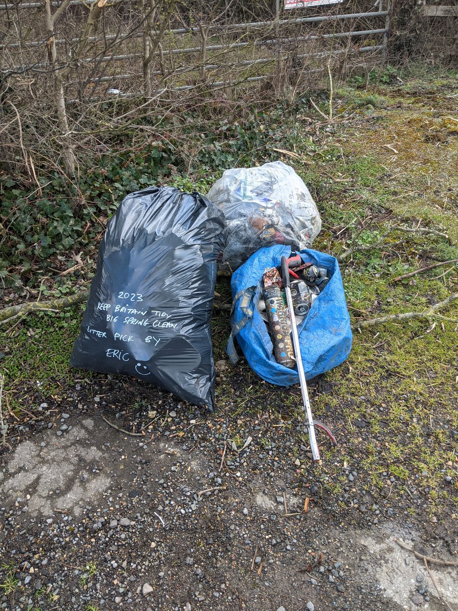 EricTorrington's tweet image. Raised my #litterpick Xappeal &amp;amp; visibility on the A419 with a #AngryBirds hat &amp;amp; face. If drivers even saw me probably think I'm a #tosser. #litterpicked over 1000 items in 1km so I think more of them are! Helping nature &amp;amp; birds do support #litterpickers @AB__Network @AngryBirds