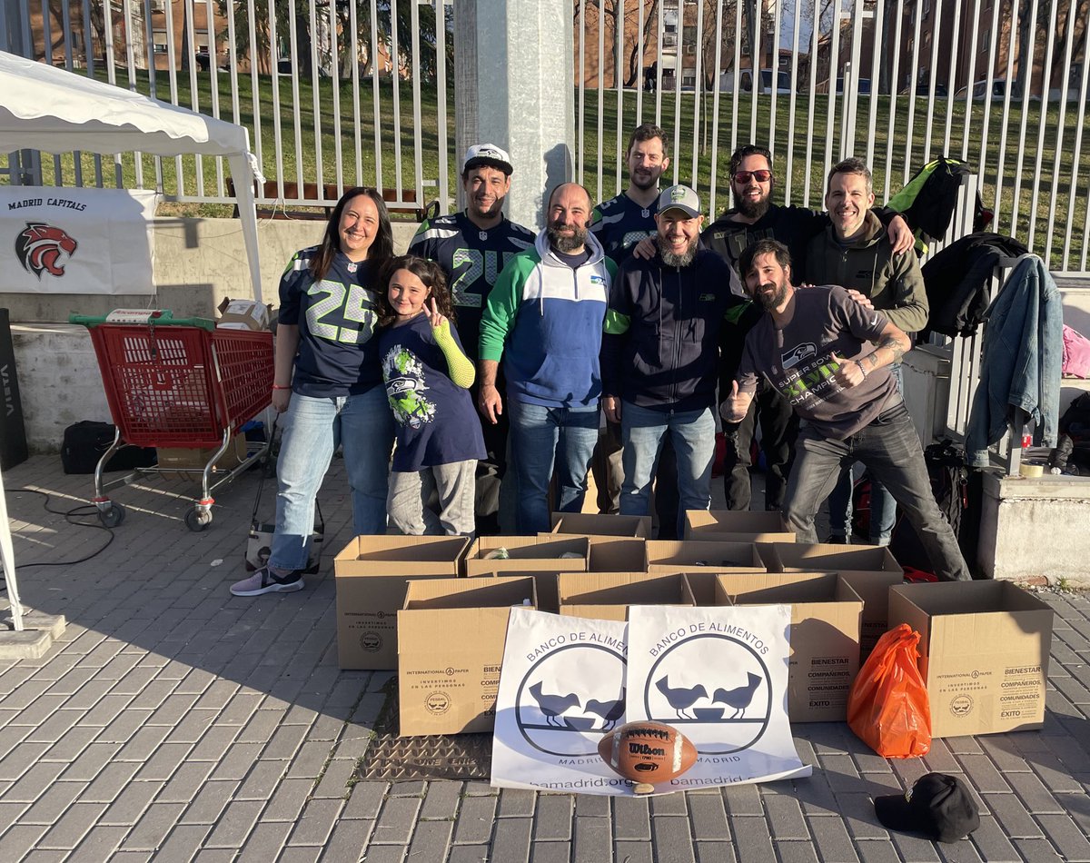 SeaHawkersSpain's tweet photo. 🏈 Ayer fue un gran día. Pudimos ver a @MadridCapitals y a @JabatosFootball hacer buenas jugadas en un partido fantástico, juntarnos y charlar con amigos sobre NFL y recaudar muchísima comida para el @bancoalimadrid @Seahawks 

Gracias a todos por la colaboración 🙏🏻🙏🏻 https://t.co/qmnTwmB8nj