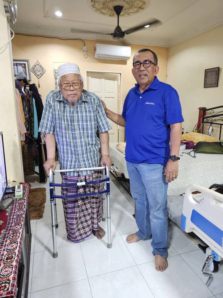 Hari ini saya menziarah Ayahanda Tn.Hj Jamaluddin Yusof Mantan President Pekida Msia di Kediaman beliau di Taman Tiong Sg.Petani.