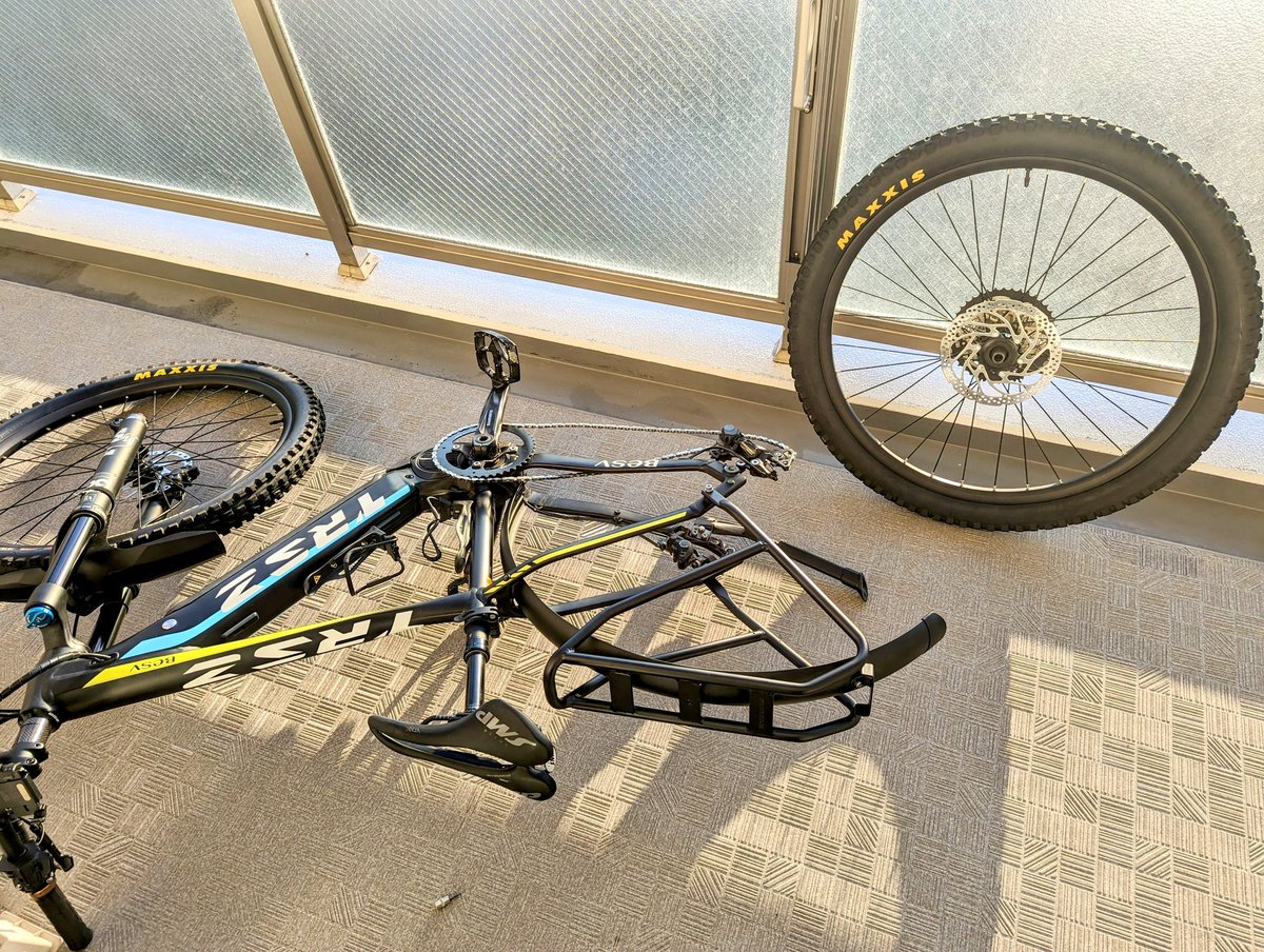 namako's tweet photo. 昨日雨ライドだったので洗車。
そしてオプション品のリアキャリア取り寄せてみたので装着!
#BESV #trs2 #trs2xc https://t.co/o9GLl0nORU