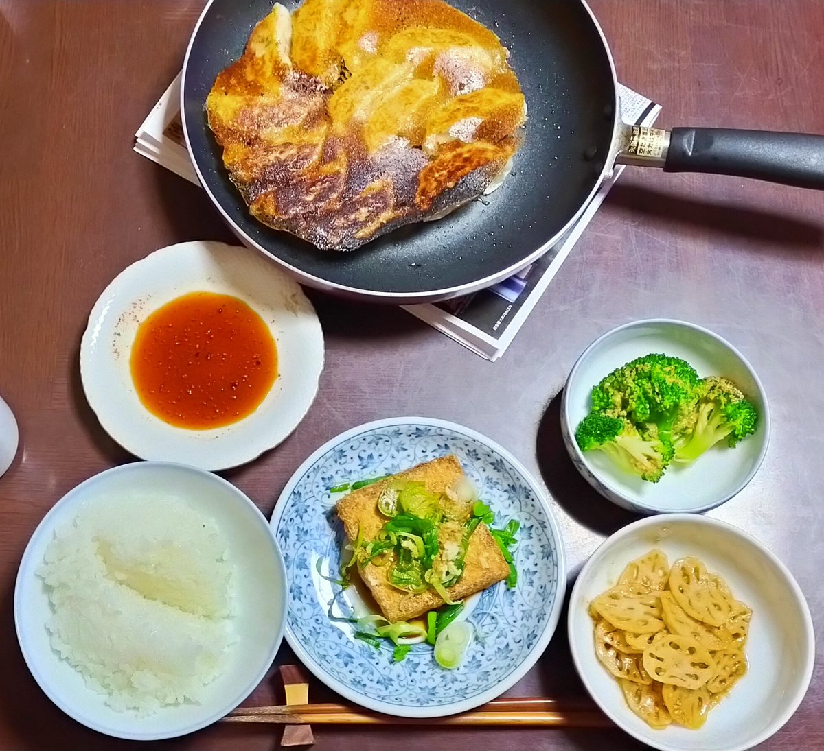 今日の夕食は餃子に厚揚げとれんこんのきんぴら、ブロッコリーにご飯です！餃子ちょっと焦げましたが、自分で食べるので問題なし✌😝ご馳走さまでした😋🍴🙏🏻