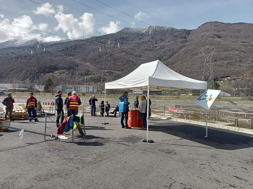 En Tarentaise, soutien au piquet de grève de l'usine hydroélectrique de La Bathie.