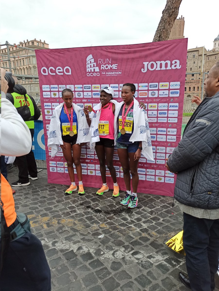 Il podio femminile della #MaratonadiRoma
#FozyaJemalAmid 02:25:08
#ZinashDebebeGetachew 02:25:59
#BettyChepkwony 02:37:03

#acearunromethemarathon #RunRome #RunRometheMarathon #runRometheMarathon2023 #RomeMarathon #RomaMarathon #MaratonadiRoma #RomeMarathon2023 #maratona #Rome