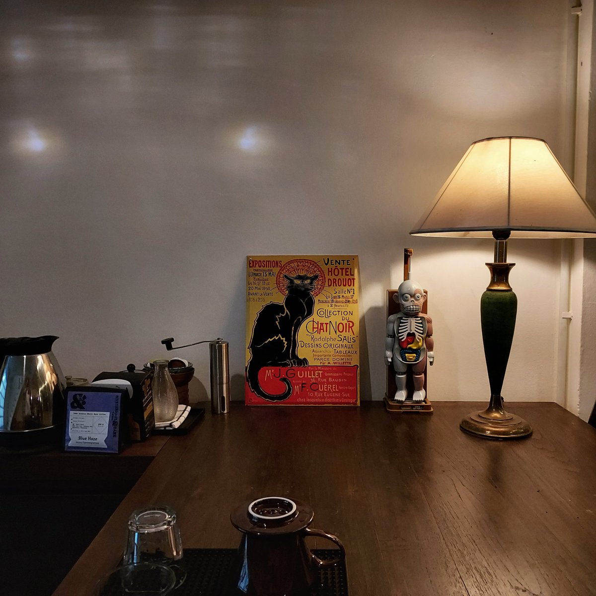 ใช้ชีวิตสันโดษด้านนึงก็สุขสงบดี แม้ทักษะทางสังคมของตัวเองจะถดถอยอย่างสังเกตได้ เหงาเป็นบางครั้งแต่ก็ไม่ได้สร้างปัญหาอะไร แต่พอเปิดดูกิจกรรมของผู้คนอื่นในโลกโซเชี่ยลเท่านั้นก็พบว่าความเหงามันขยายใหญ่โตทั้งยังบีบรัดจนบางครั้งรู้สึกทรมาน สัญชาตญาณความเป็นสัตว์สังคมนี่มันเข้มข้นจริงๆ