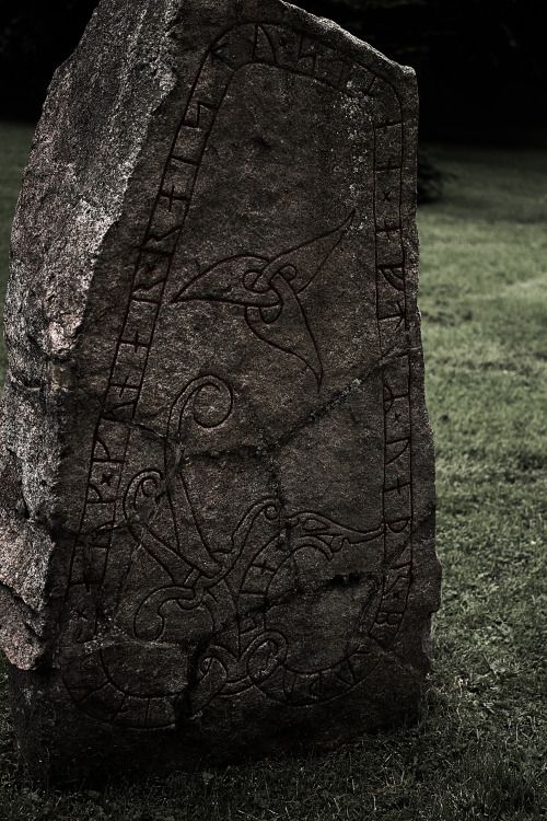 winterghast's tweet photo. “Lo voy a conseguir”, se dijo en silencio, siguiendo el vuelo bajo de unos pájaros que parecían estar vigilándola, “y esta noche Myrddin me nombrará por fin su sucesora.”
#ProyectoDruida https://t.co/0Es2yNSmJr