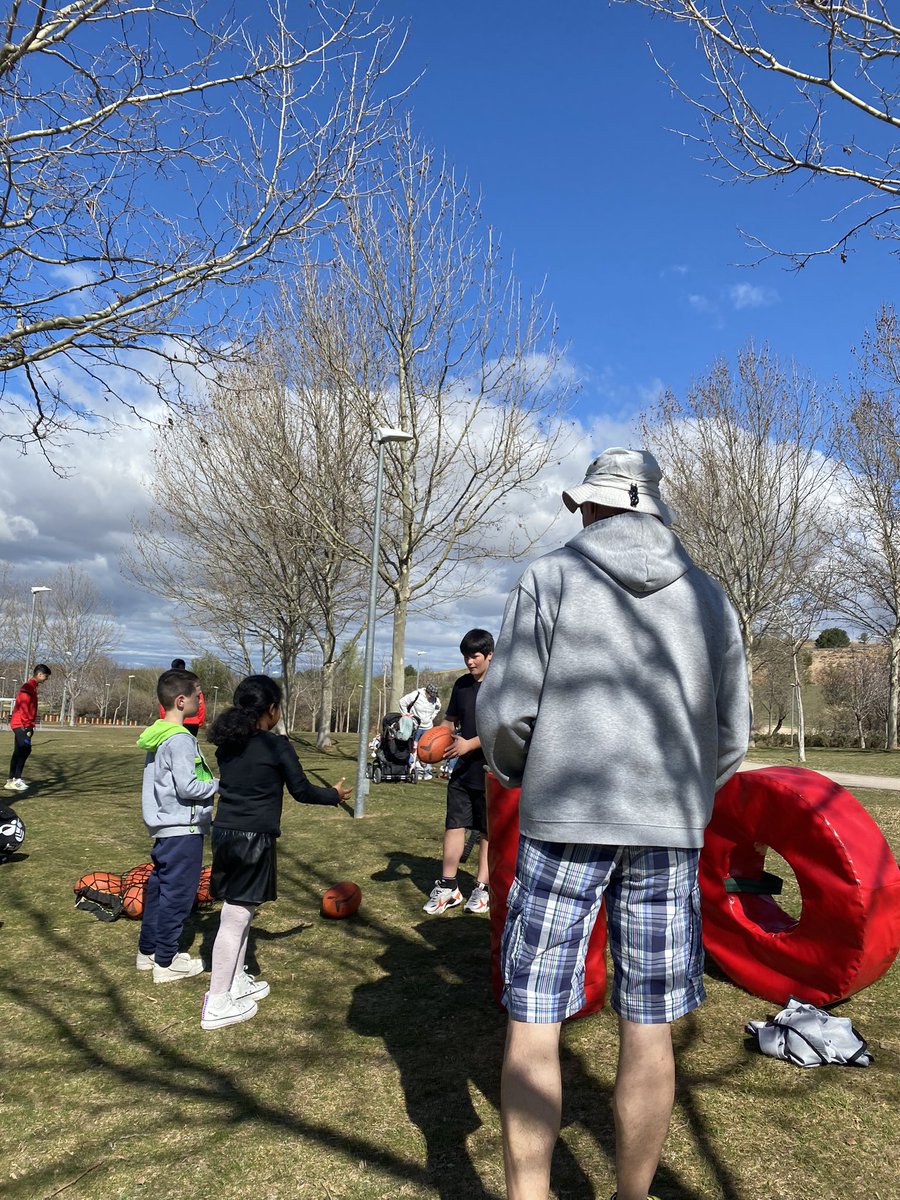 1ra jornada de “DEPORTE EN LOS BARRIOS” 
Gracias a todos los participantes que acudieron a participar en los diferentes deportes en sus barrios. 
Agradecer asimismo a los clubes de la ciudad @rollerguadalajara @salesianosbasket @rugbyguadalajara <a href="/bmguadalajara/">SANICENTRO BM Guadalajara</a>

¡Os esperamos!