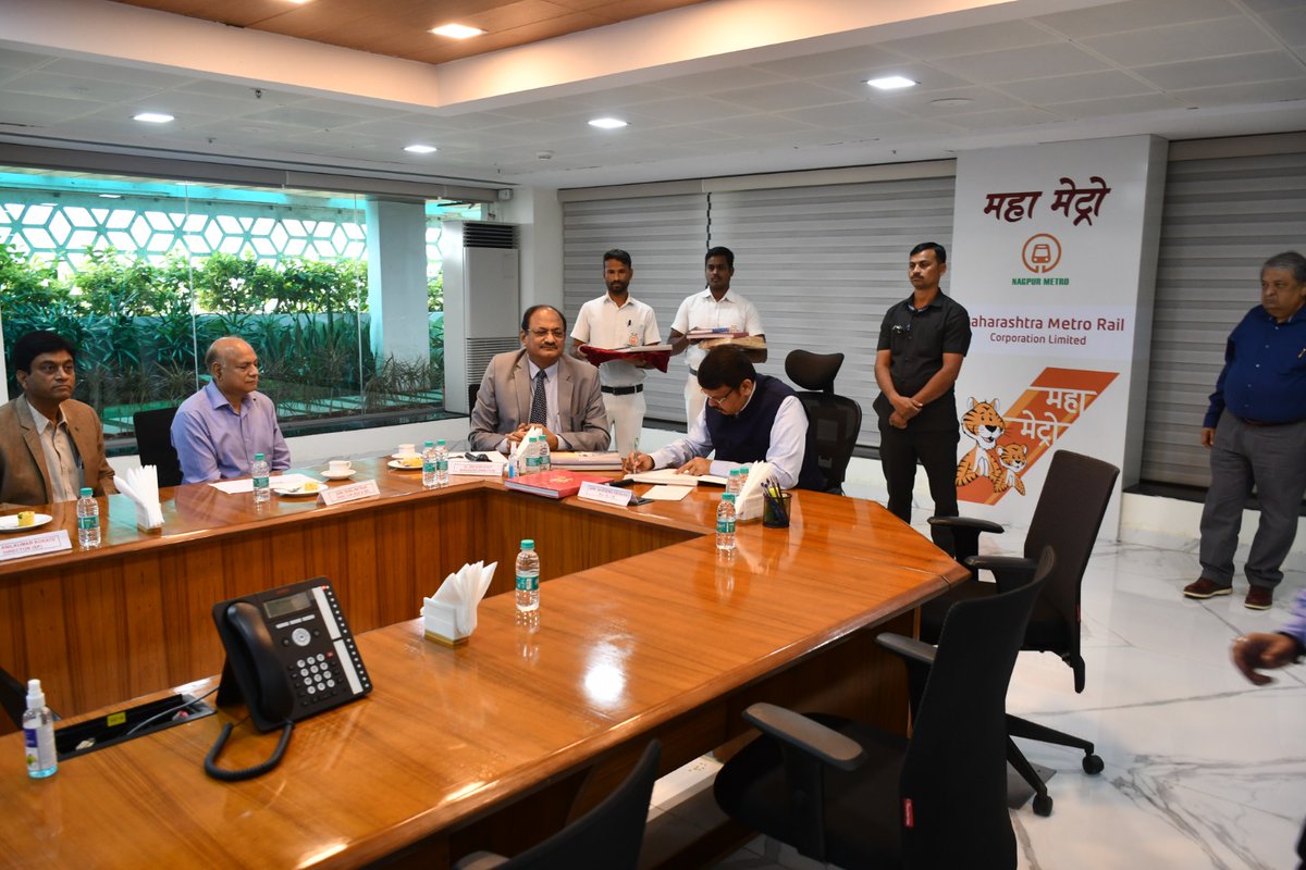 MetroRailNagpur's tweet photo. `First Solar PV System in a Metro Rail Project for Integrated Consumption’ and `Heaviest Single Span Double Decker Steel Bridge Truss over Railway tracks in Urban Area’, in Asia.
#NagpurMetro #MahaMetro #DoubleDecker #LongestViaduct #SHortestTime #HighwayFlyover #SingleColumn https://t.co/Gt9Fb6rhhP