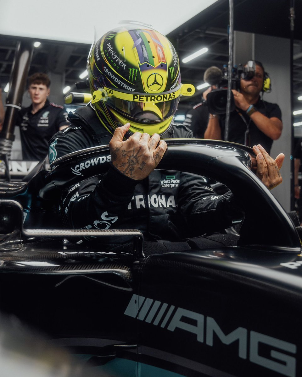 MercedesAMGF1's tweet photo. Race day in Jeddah. Drop a 💛💙 to show your support for the Team today 👊 https://t.co/rzEKAEdKy6