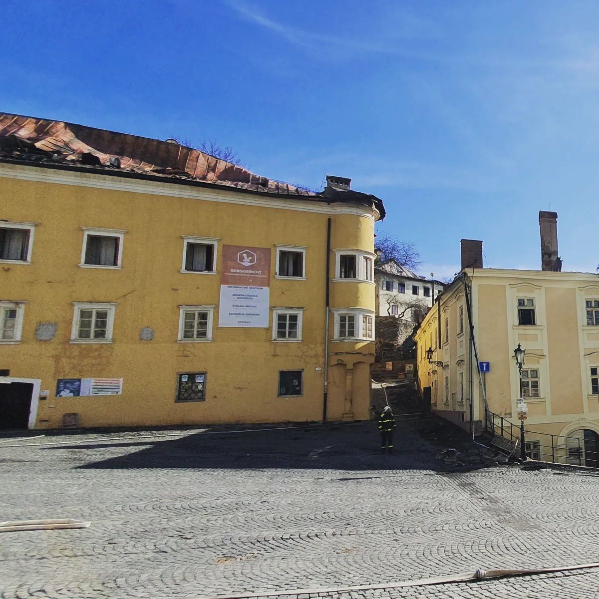obnova's tweet photo. Stav budov na trojicnom namesti po vcerajsom poziari. Hasici sa balia, prichadza statik.
...
#banskastiavnica #banskáštiavnica #poziar #požiar #poziarvstiavnici https://t.co/aakiD41WPd