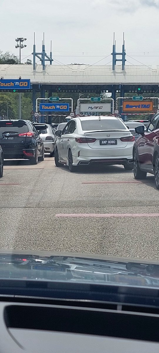 michaelkk59's tweet image. Only have one lane #RFID, and not function properly. End up cars turn left n right
End up traffic packed up
End up a long line of cars 
End up consumers need top-up cars and RFID.
The rational behind?
#Gombak #TouchnGo
@anthonyloke @LPTTrafik