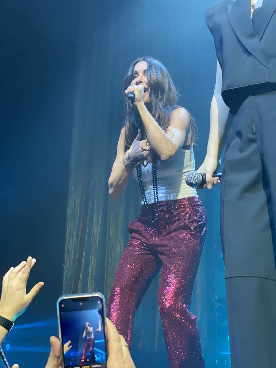 MelodieJenifer's tweet photo. 21 ans après et toujours là  et pour toujours 🤍
Je te regarde encore avec ses yeux de petite fille de 11 ans qui découvrait l’artiste de sa vie ❤️
MERCI @JeniferOfficiel 
#N9 https://t.co/fnvwVl9jit