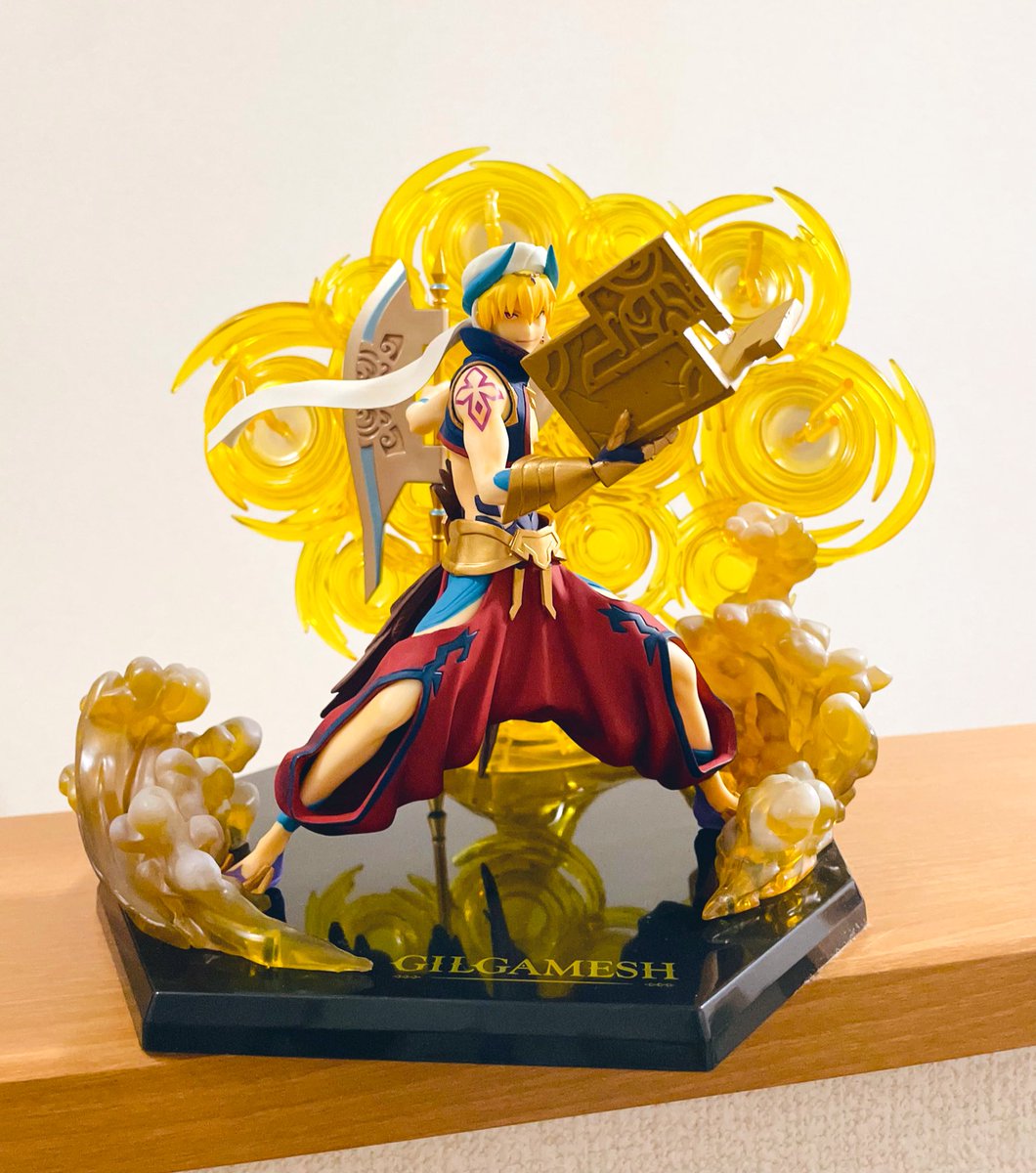 ギルガメッシュ(Fate) 「友人たちから誕プレぁ!!!!!!!!!! 」|猫氏の人のイラスト