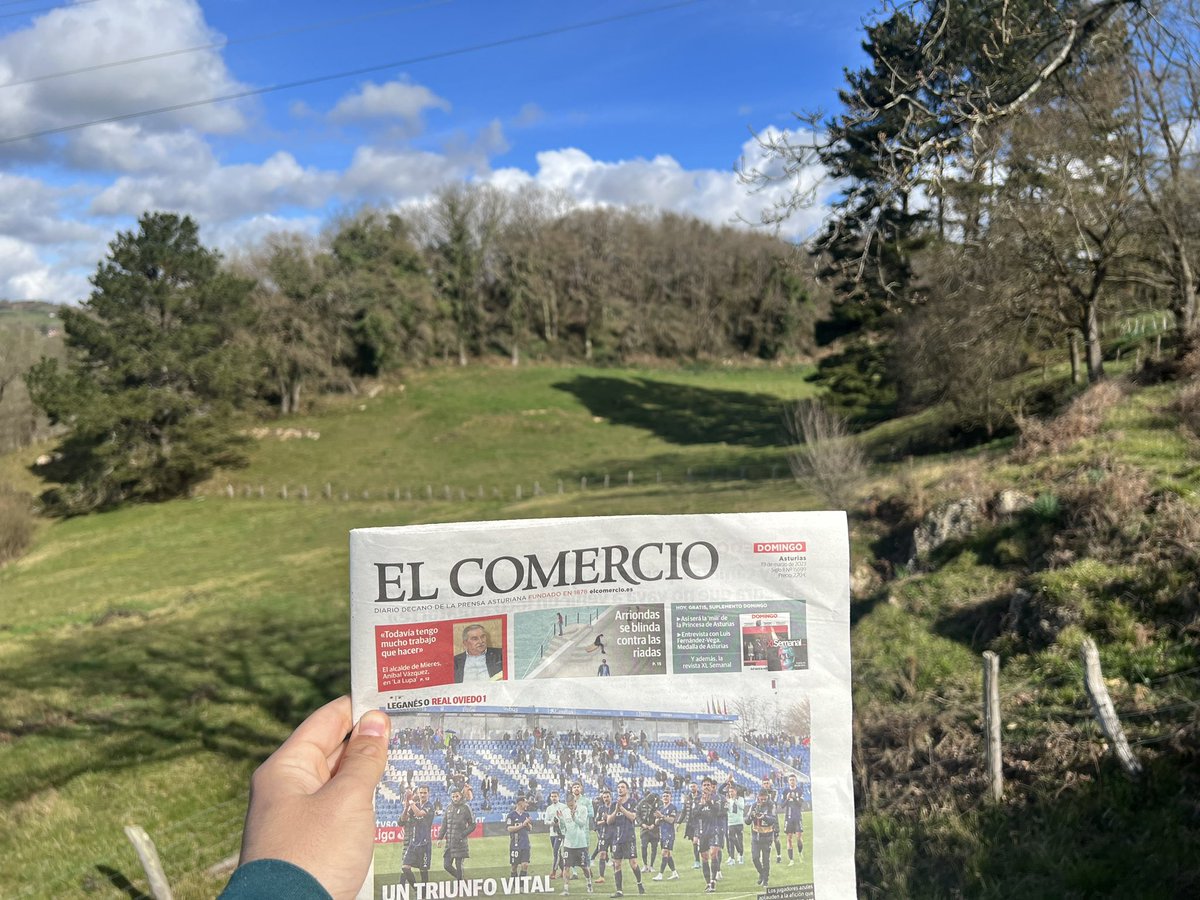 Domingos felices en casa (Lieres) con vistas y buena prensa @Ramonjulio27 . Feliz #DiaDelPadre @elcomerciodigit