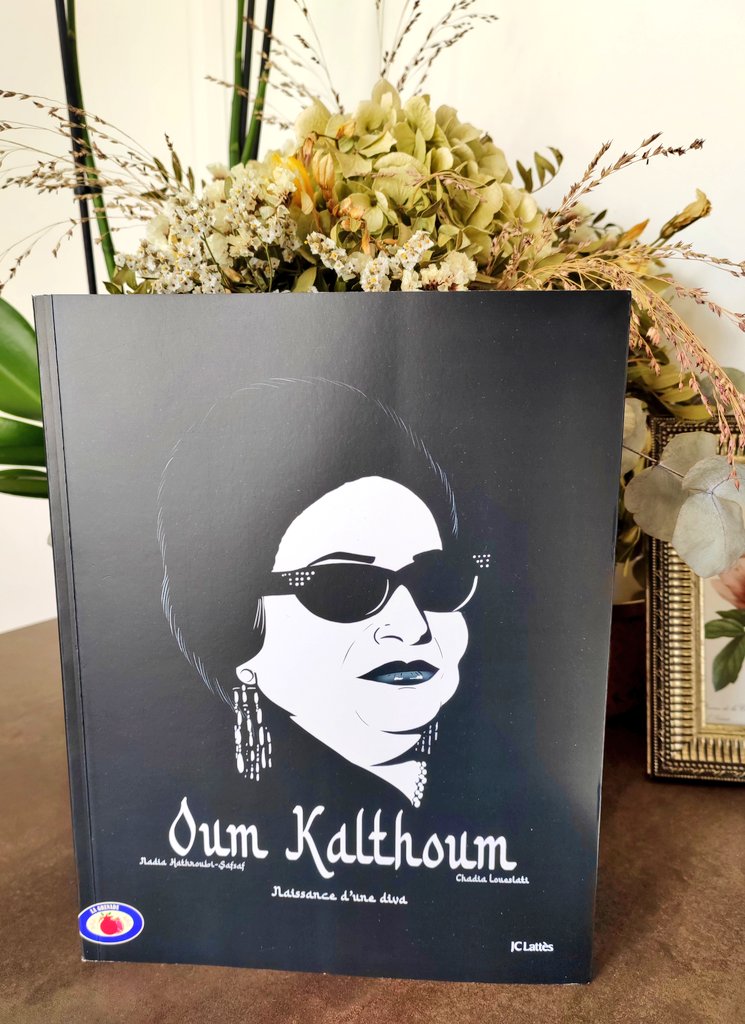 Je vous présente:
" #OumKalthoum, naissance d'une diva"
de mon amie, Nadia Hathroubi-Safsaf.

Quel immense Bonheur de se replonger dans la vie de "l'astre d'Orient" grâce à ce magnifique roman graphique.

BRAVO et MERCI <a href="/Nadiajournalist/">Nadia</a> 💛🎶#ChadiaLoueslati 🎨🖌️

<a href="/editionsLattes/">Éditions JC Lattès</a>